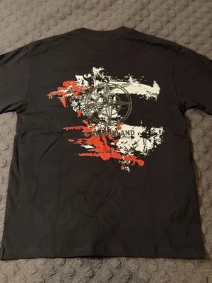 Stone Island T-shirt  - Riktigt fet Stone Island t shirt med unikt tryck. Storlek M, passar lite oversize men har riktigt bra passform. HELT NY OCH OANVÄND!!