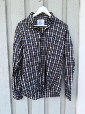 Rutig skjorta från The Shirt Factory - Snygg skjorta från The Shirt Factory | Storlek 39 som motsvarar ungefär M | Hör av er vid frågor! TITTA ÄVEN MINA ANDRA SKJORTOR I PROFILEN!🥳🤝