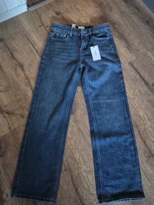 Ett par helt oanvända Grunt Jeans. Storleken är för 12y/12åringar - Helt oanvända grunt jeans. Väldigt fina och stiliga jeans. Säljer på grund av att de ej passade mig.