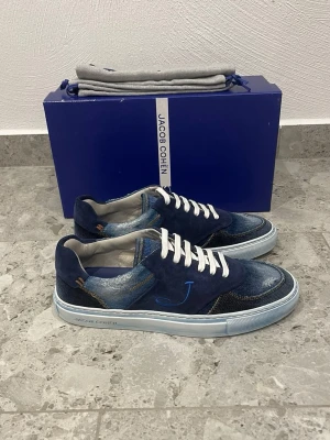 Jacob Cohën Sneakers - Helt Nya Jacob Cohen Skor || Storlek 41,5 || Nypris ca 7000kr || Mitt pris 3299kr || Box och Dustbag medföljer vid köp || Tveka inte på att höra av dig vid frågor eller funderingar 