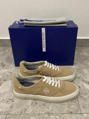  Jacob Cohën Sneakers - Helt Nya Jacob Cohen Skor || Storlek 43 || Nypris ca 4000kr || Mitt pris 1999kr || Box och Dustbag medföljer || Tveka inte på att höra av dig vid frågor eller funderingar 