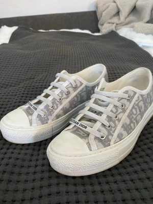 Dior Sneakers - Nästintill oanvända! Inga defekter alls💕Skriv vid fler bilder eller frågor. Har varken låda eller kvitto tyvärr, därav priset