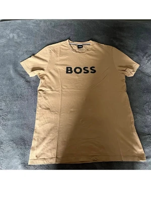 Hugo Boss T-shirt - Säljer en snygg och stilren T-shirt från Hugo Boss i fint skick i storlek S.