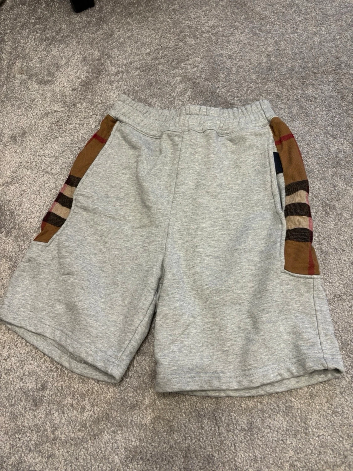 Burberry Shorts Grå