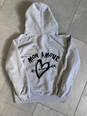 Mira Paris tröja  - Säljer denna Mira paris tröjan - just denna modell sälj inte längre så är väldigt eftertraktad - Storlek XS - Skick 8/10 - Hör av dig vid minsta fundering! 