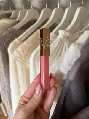 Nars läppglans i Turkish Delight - Säljer ett läppglans från Nars i den populära nyansen Turkish Delight. En ljus fin rosa nyans. Köptes på Sephora i april. Hör gärna av dig vid frågor❤️
