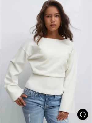 Vit tröja Gina tricot - Säljer denna då den tyvärr inte kommer till använding💓 storlek 170 men sitter som xs-s❣️ pris kan diskuteras!