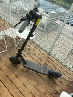 Xiaomi scooter 5. 25km/h - Säljer min Xiaomi 5 scooter Nypris: 5499 Km/h/sport mode: 25km Räckvidd: 60km (enligt mig är räckvidden ~40km-50km) Motor: 350W Blinkers: ✅ Broms: ✅ Allt fungerar och har bara haft den några månader!  Säljes för 4399kr  Köpt här ifrån: