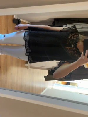 Svart blus med spets och prickar - Svart blus från Zara den har några få skavanker men den är fortfarande i fint skick! Säljer då den inte kommer till användning längre 💗