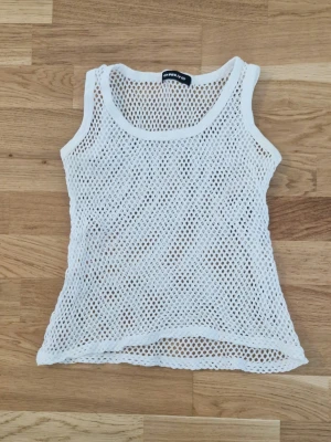 Vitt nätlinne från Only - Vintage. Stretchigt material. Står inte storlek men uppskattar en S.
