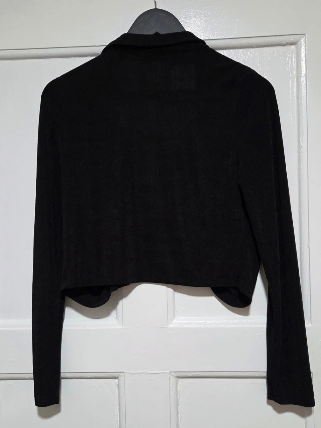 Svart cropped kofta med rynkade detaljer - 2