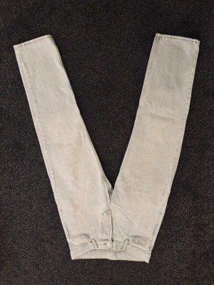 Ljusblå raka jeans från Levi's - Ljusblå jeans från Levi's med klassisk femficksdesign och raka ben. Jeansen har en enkel look med knapp- och dragkedjegylf samt Levi's-lapp bak i midjan. Perfekta för en avslappnad stil och tillverkade i denim.