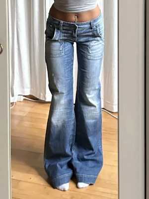 Vintage low waist bootcut jeans från Only - Vintage low waist bootcut jeans från Only 💙 Storlek W28/L34. Lågmidjad modell med snygg bootcut/passform och Y2K-känsla. Midja ca 40 cm (platt mätt) och innerbenslängd 85 cm. Passar längd ca 165+ beroende på önskad fit. OBS! Första bilderna är lånade. Sista bilden är på mig och jag är 1,73 cm lång för referens. Fraktar snabbt✅📦