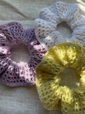 Handgjorda virkade scrunchies 3 st - Tre stycken virkade scrunchies i ljusa härliga färger. Luftig spetsinspirerad struktur. Skonsamma för håret. Virkade i 100% bomull. Diameter ca 12 cm. 
