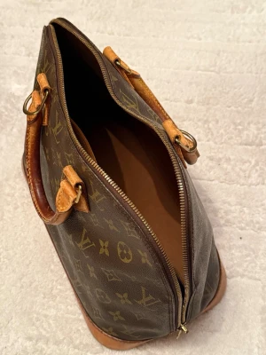 Louis Vuitton Alma PM - Nu är det dags att sälja min första och älskade LV väska i läder med klassisk monogrammönster. Den kommer tyvärr inte till någon användning längre vilket är synd då den är så stilren och snygg! Hoppas den kan ge någon annan samma glädje som den gav mig när jag köpte den som en första väska.  Se sista bilden för äkthet då den kommer utan låda och dust bag.