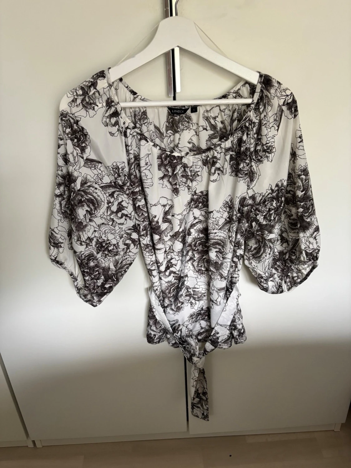 Blommönstrad blus med 3/4 lång ballongärm  - 1