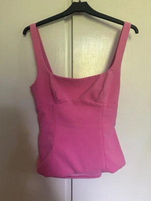 Trendig rosa topp från Zara med rosett i ryggen - Supersnygg topp från Zara med rosett i ryggen, osynlig dragkedja på sidan. Storlek S. Använd ca 2 gånger, som ny!💕😊