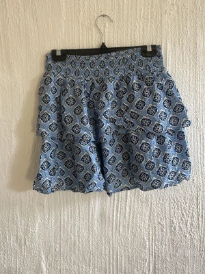 Volangkjol - Blå mönstrad volangkjol från gina! Storlek s! Använts få gånger, köptes för 250kr.