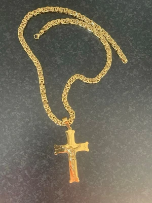 Byzantinsk Halskedja 18k Guldpläterad - Byzantinsk Halskedja 18k Guldpläterad Längd: 60cm Bredd: 6mm Kors: höjd 59mm, bredd 40mm