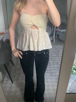 Fin beige topp från zara  - Toppen är fin till sommaren och är skön på💓pris går att diskutera