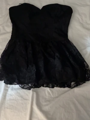 en fin festlig topp💗 - Inga snören runt, dragkedja på ryggen.💗 Populär på vinted!