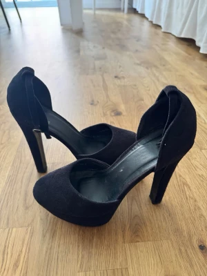 Svarta högklackar  - Säljer ett par svarta pumps med hög platå och chunky klack🥰🙏