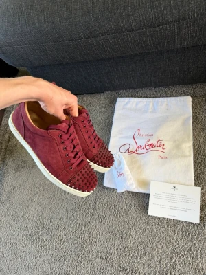 Christian Louboutin skor - Säljer ett par extremt feta loubs. Skorna är i ett mycket fint skick. Skorna är köpta från trendsellers och kort, dustbag samt extra snören medföljer✅Frågor? Skriv till mig✅ Allt gott, mvh Noah