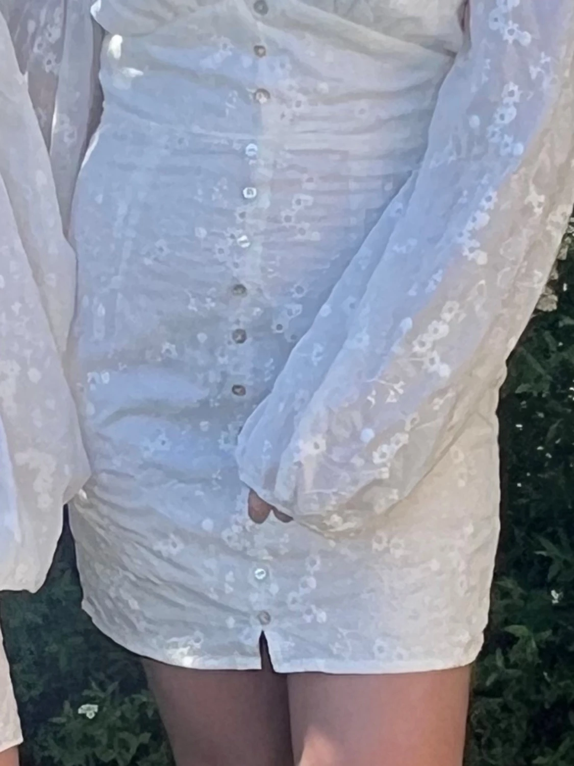 Vit broderad kortklänning med knappar och lång puffärm. Stl M - 4