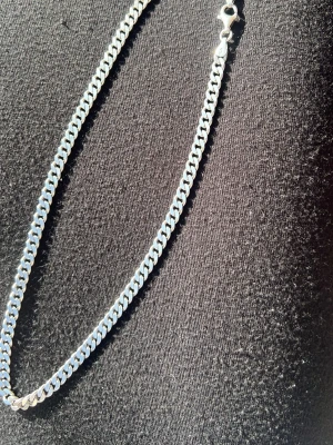 Silverfärgat kedjehalsband - Sterling steal halsband i silverfärg med platt, tätt länkad kedja. Klassisk design som passar till många olika stilar. Halsbandet har ett smidigt lås och är tillverkat i metall. Perfekt accessoar för att lyfta din outfit.