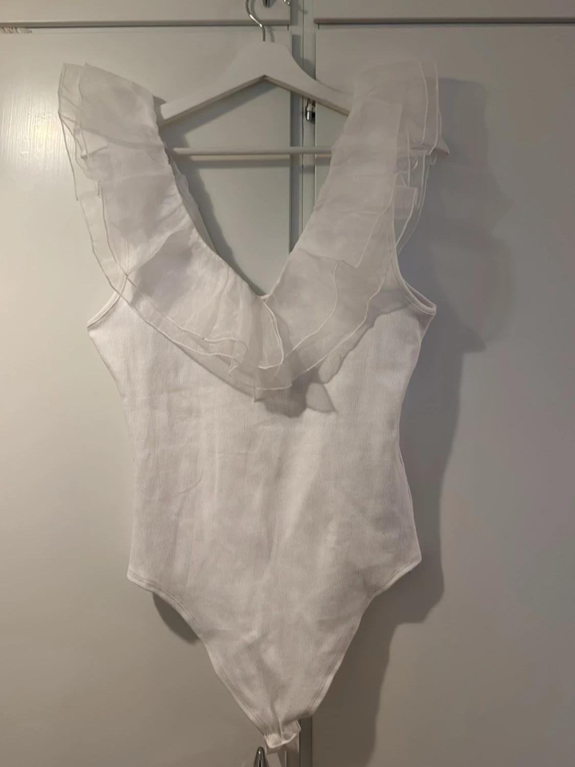 Vit body med volang från MISU