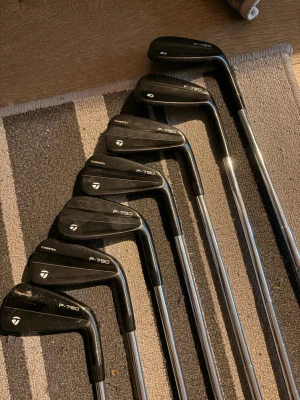 TaylorMade P790 golfklubbor set - TaylorMade P790 Black järnset säljes.  Köpte dem själv begagnade men de var i princip i nyskick när jag köpte dem. Riktigt snygga och premiumkänsla rakt igenom. Klubborna är i fint skick med normalt slitage från spel.  Säljer dem eftersom de tyvärr är lite för svårspelade för mig. Passar bättre för någon som är lite mer erfaren eller vill ha ett mer avancerat järnset.  Setet består av: • 4– Pjärn • Svart finish • Tungsten-teknologi för bättre känsla och stabilitet 