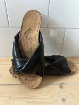 Sandal från Flattered  - Supermjuka sandal från Flattered i stlk 39. Tyvärr lite för smala för mig som har en bred fot. Knappt använda. 