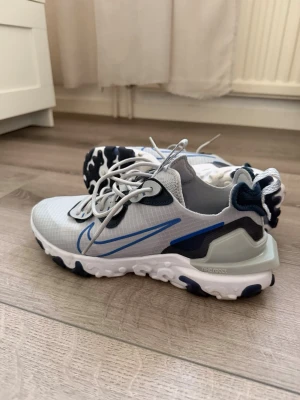 Nike react skor - Säljer dessa Nike skor som knappast är använda som man ser på bilderna. Väldigt fräscha och unika skor, dessa går knappt att hitta någonstans och hittar man de så hittar man de för ett dyrt pris.