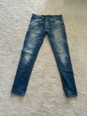 Blå Dondup George jeans med slitningar - Säljer ett par riktigt snygga Dondup George jeans i färgen blå | Riktigt fina jeans som inte användts jätte många gånger vilket gör att dom är i fint skick givetvis || Storlek 33 och dem sitter som ett par dondups ska göra👌 || Gör rätt val och köp dessa för endast 649kr! || vid frågor så finns jag under Kontakta! Tack