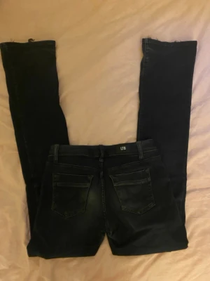 Svarta jeans från LTB - Säljer ett par svarta jeans från LTB, storleken är w25 L34 det är bara att skriva vid frågor