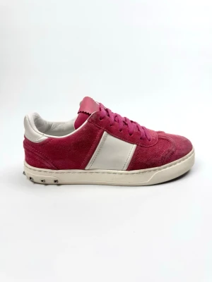 Valentino Flycrew Sneakers - Valentino Garavani Flycrew sneakers. Storlek 36. Alla nitar är kvar. Skick 9/10. Nypris ca 7700kr. 100% autentiska.