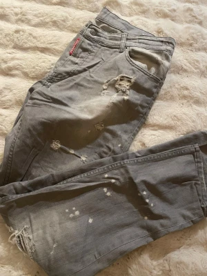 Grå jeans från dsqured2  - Säljer min ex jeans, fina inga deffekter stl 56 (l/xl ) 