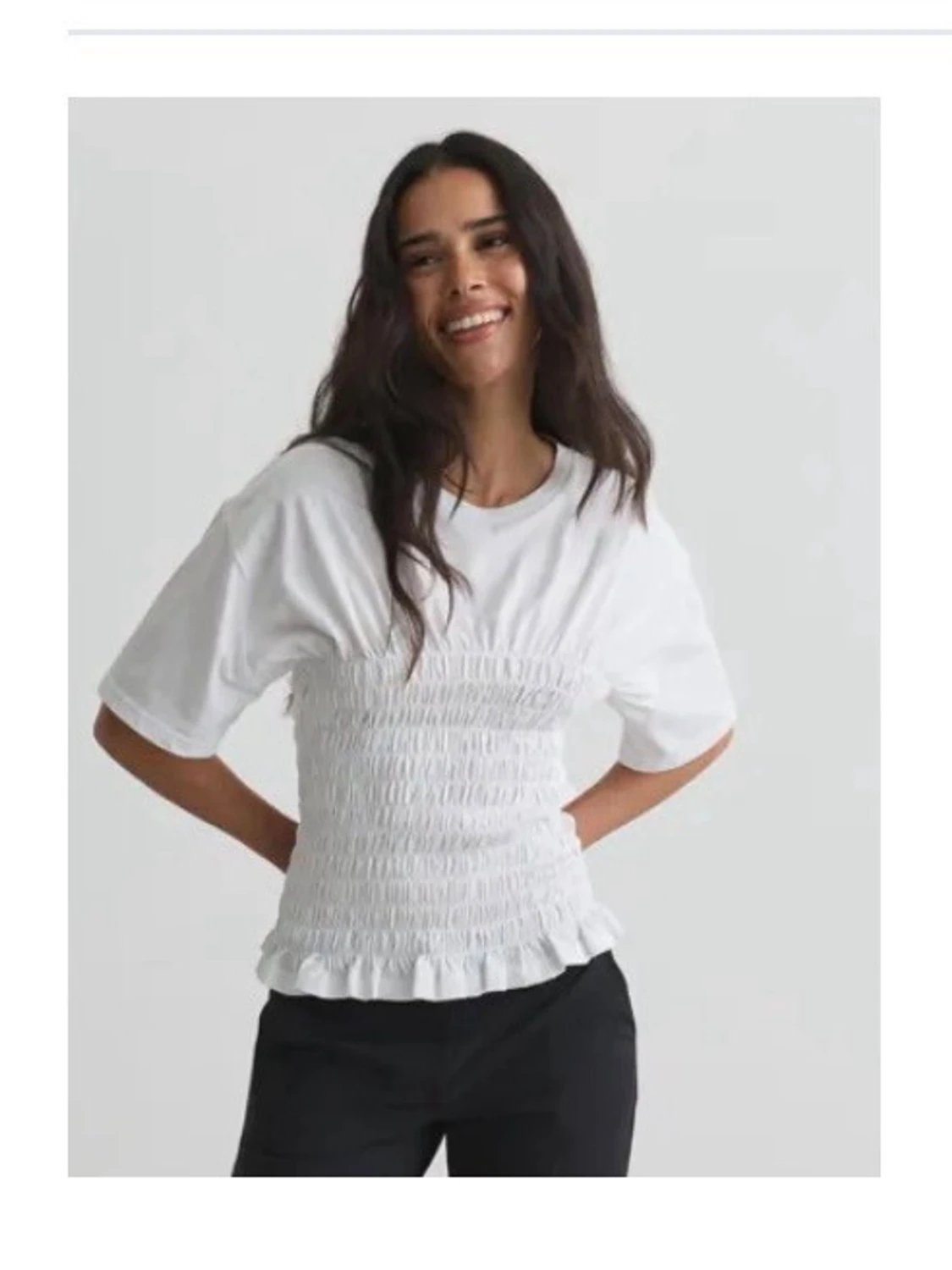 Vit smockad topp med volangkant