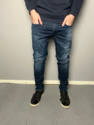 Mörkblå replay anbass jeans - Säljer ett par mörkblå slim fit jeans med snygg tvätt. Mycket bra skick. Frågor? Skicka ett meddelande✅