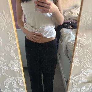 Gina low waist loungewear trousers - Gina tricot low waist loungewear trousers, mjukmaterial, jätteskönt och fin, ingen defekter på vad jag ser långa ben