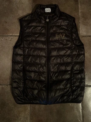 EA7 Emporio Armani väst - EA7 Emporio Armani väst i mycket bra skick! Storlek M, men passar S och M. Hör gärna av dig om du har någon fundering!😊