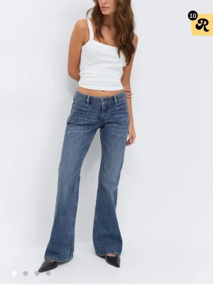 Blå bootcut jeans med fickor fram - Säljer ett par blå bootcut jeans ifrån Gina
