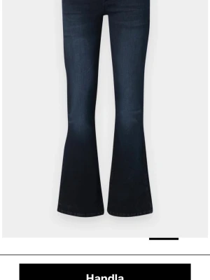 Mörkblå bootcut jeans - säljer mina snygga ltb jeans!