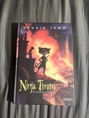 Ninja Timmy och de stulna skratten - Henrik Tamm - Ninja Timmy och de stulna skratten är bok nummer 1 i Ninja Timmy serien