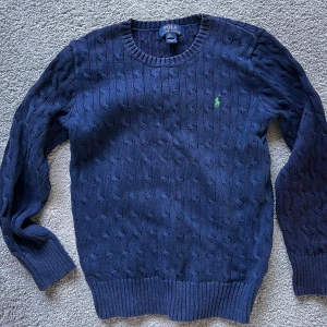 Stickad Ralph louren tröja - Bra skick, bara att den egentligen är storlek L 14-16 men krympt i tvätten, men kontakta vid intresse så ges mer info, säljer för runt 300-400kr 