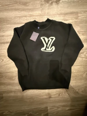 Svart styckad tröja - Inga problem och är i väldigt bra skick dm om du är intresserad 