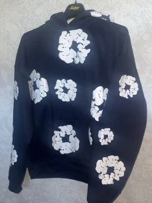 Mörkblå hoodie denim tears - Denim tear hoodie storleken är i M men är väldigt stor i storleken. Tröjan är aldrig använd.