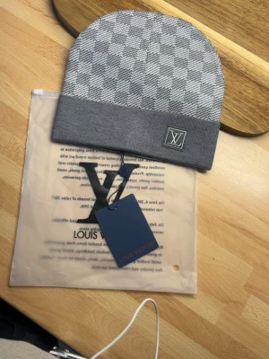 Grå hm mössa - Hm mössa i bra skick. Skicka ett bud om du vill fråga något eller om du vill köpa flera samtidigt, finns runt 10st kvar bara (gråa)