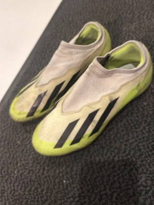 Adidas crazyfast - Ett par fina adidas crazyfast dem är lite slitna men inget som stör när du tränar eller har match.