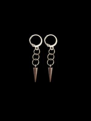 Silvriga örhängen med ringar och kon - Säljer ett par trendiga örhängen i silverfärg med flera små ringar och en hängande konformad detalj längst ner. Örhängena har en modern och edgy design som sticker ut. Perfekta för dig som gillar statement-smycken.